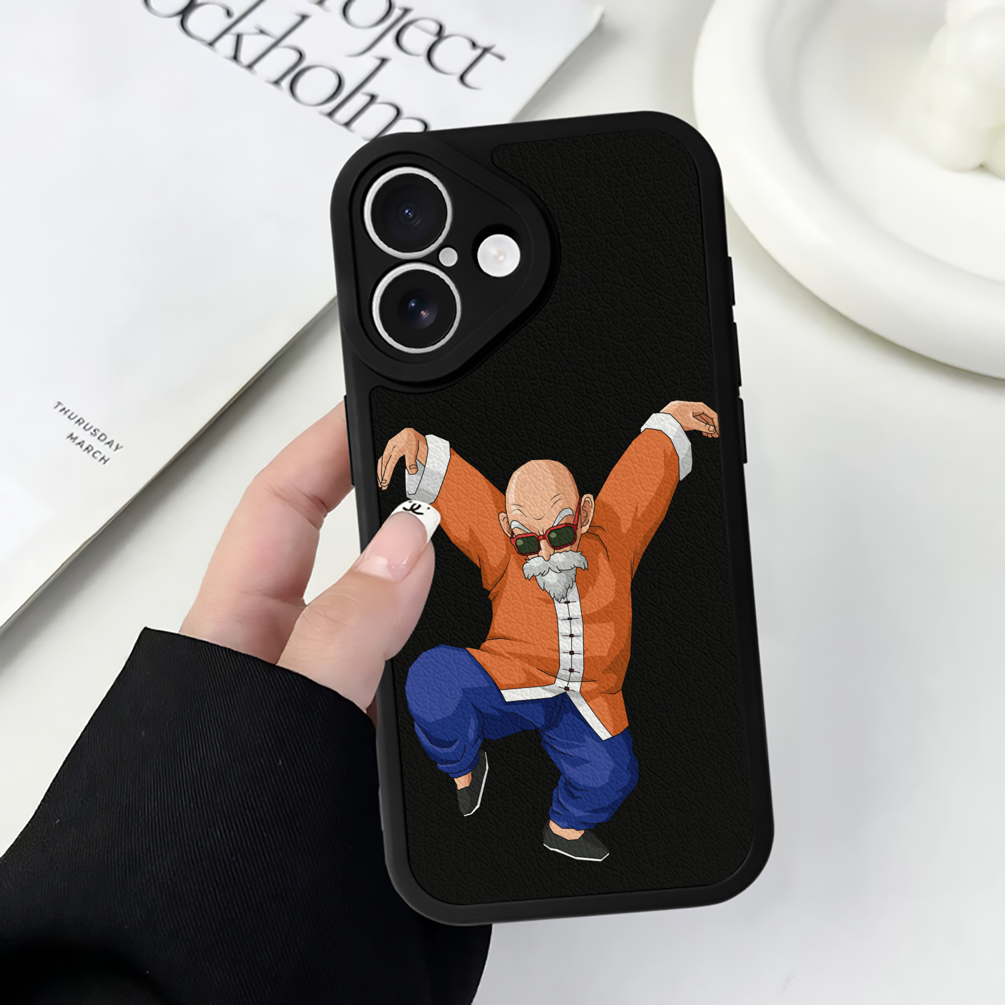 （画像用） ドラゴンボール 亀仙人（かめせんにん） DRAGON BALL Master Roshi Kame Sennin 【iPhone 16シリーズ対応】シリコンスマホケース（レザー調） 材質：シリコン